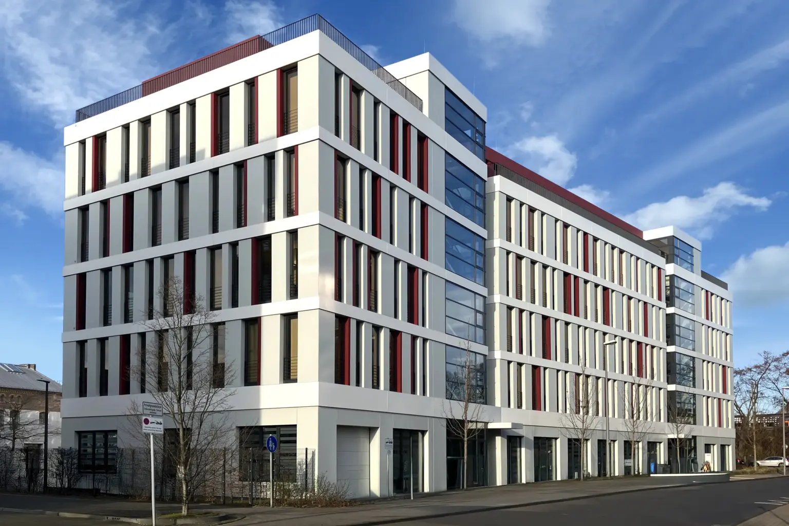 Zeitgenössisches Bürogebäude in Hamburg mit großen Fenstern und moderner Architektur.
