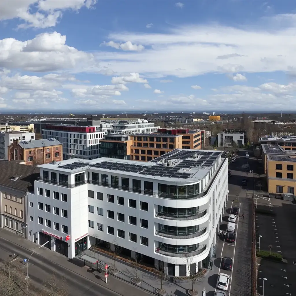 Hochwertiges Bürogebäude mit moderner Architektur in der Stadt.