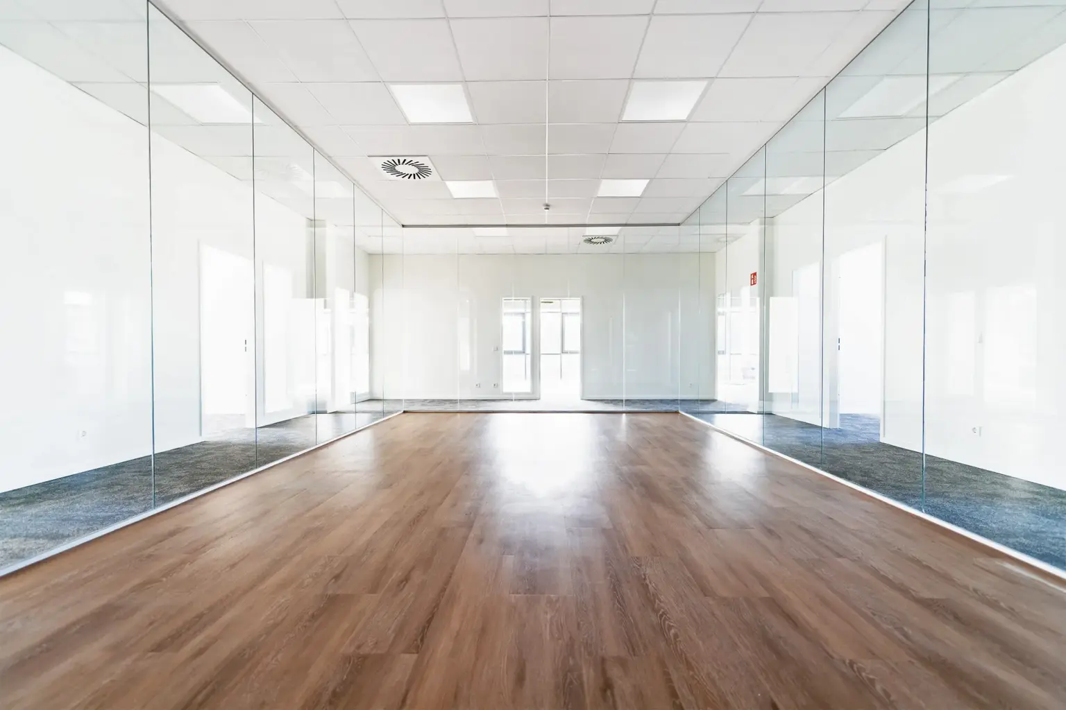 Büro mit Glaswänden, helle moderne Arbeitsumgebung, flexible Bürofläche.