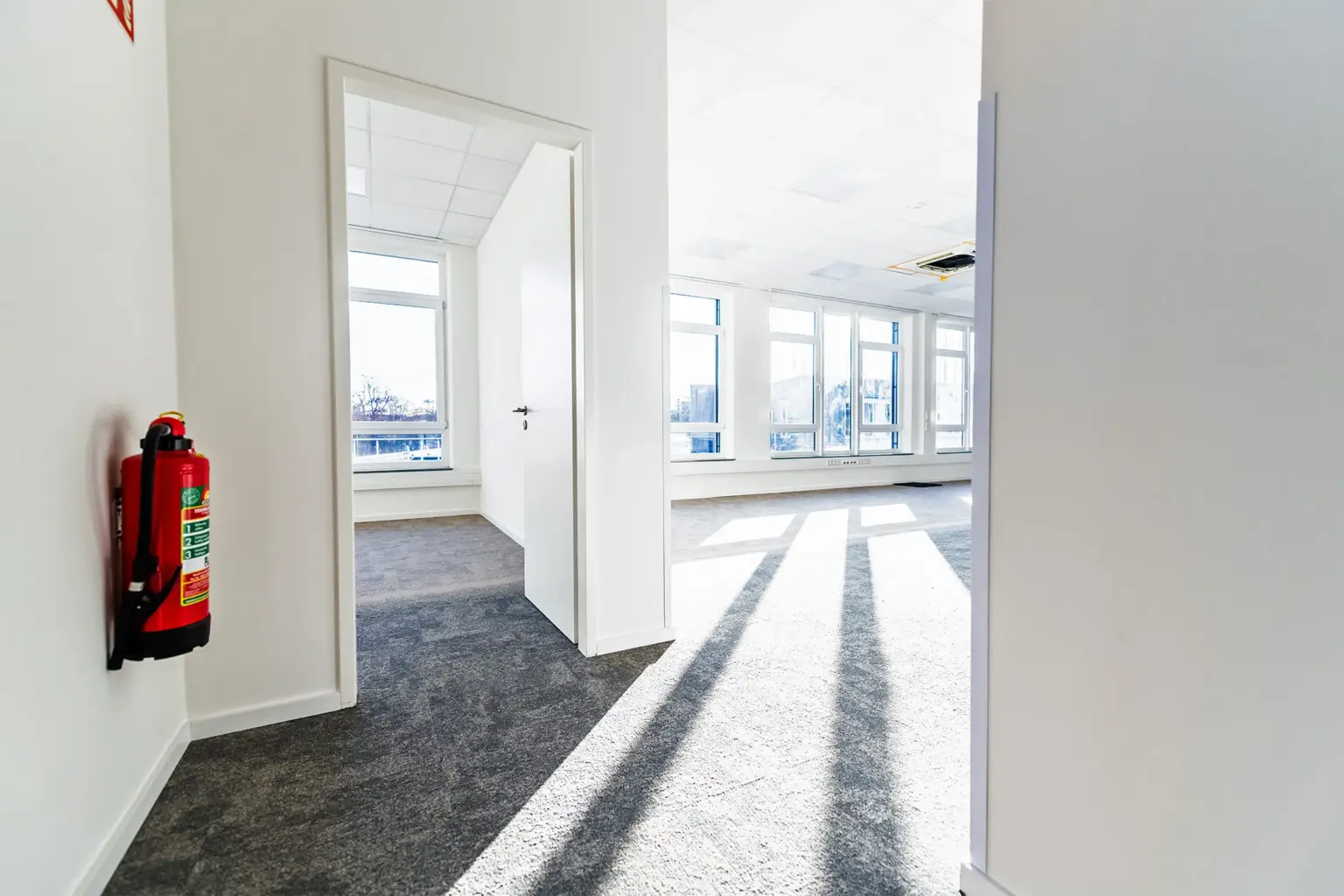 Helle Bürofläche mit großen Fenstern, viel Tageslicht und moderner Ausstattung.