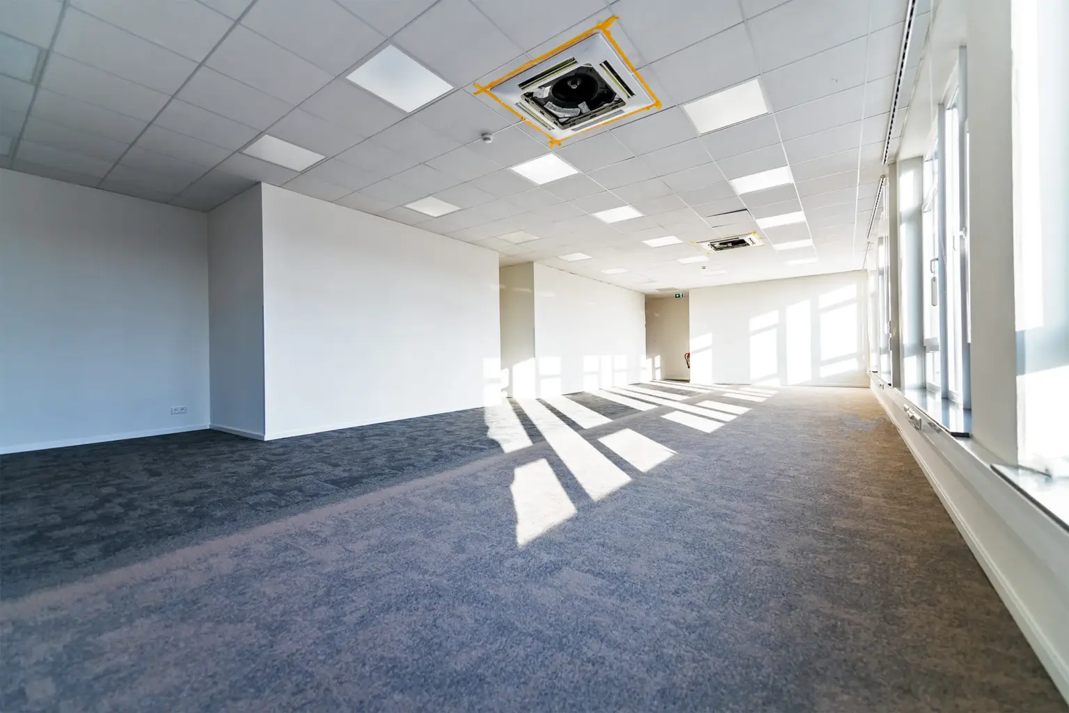 Bürofläche mit großen Fenstern, viel Tageslicht, flexible Arbeitsräume.